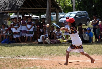 マッチョ文化に挑む メキシコ先住民の女子ソフトボールチーム