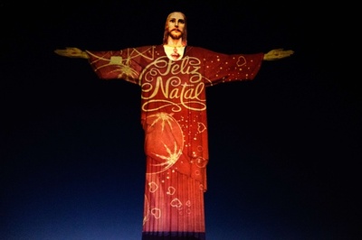 リオのキリスト像、クリスマスのライトアップ ブラジル