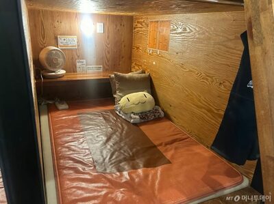 韓国・休憩室なき職場…カフェで仮眠する会社員たち