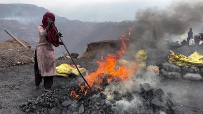 字幕:100年燃え続ける「地獄」の炭鉱 行き場なく残る住民 印