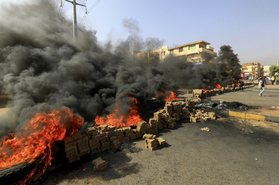 スーダン軍、反クーデターデモに発砲 3人死亡 80人負傷