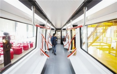 中国初の磁気浮上懸垂式車両が湖北省でラインオフ