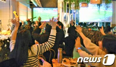 同窓会に熱心な韓国の夫、「女性同窓生との連絡を隠したがる」のは怪しいか