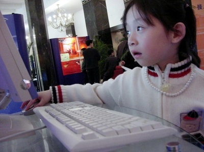 電子製品が子どもの発育に影響？　専門家「3歳になるまで触れさせない」