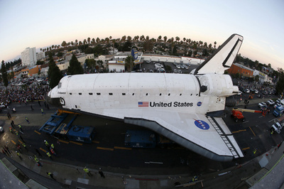 退役シャトル「エンデバー」、ロス市街地から展示先へ陸路輸送