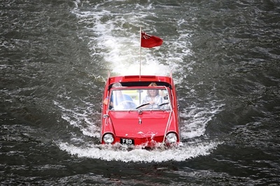 ドイツで水陸両用車のラリー「アンフィビ2014」開催