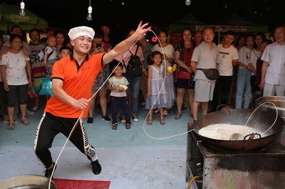 麺も人も踊る「一本麺」 四川のグルメ祭り