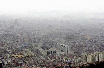 学生が飛び降り自殺、家族連れの男性巻き込まれ死亡 韓国