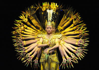 中国障害者芸術団、「千手観音」を披露