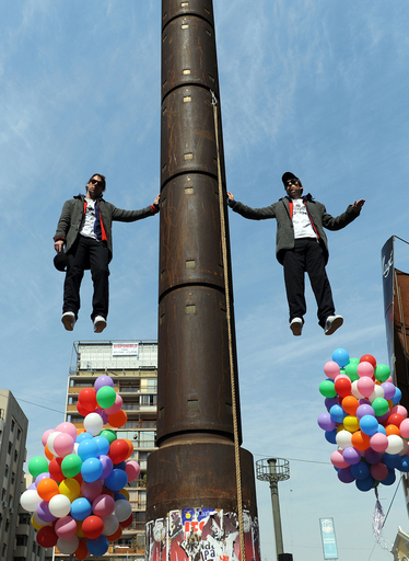 種も仕掛けも…？建国200周年で200分間「空中浮遊」イリュージョン