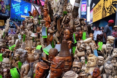 違法な象牙製品を粉砕処分、米タイムズスクエア