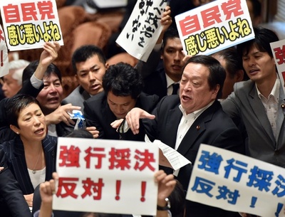 安保法案、衆院特別委で可決 自衛隊の役割拡大定める