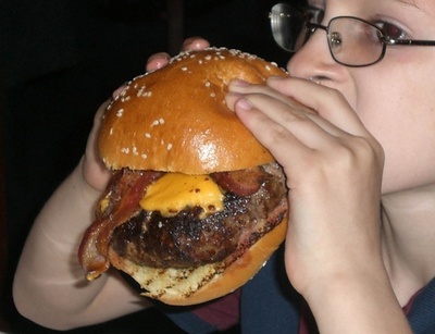 チーズバーガーが食べたい！ 8歳児、父の車運転しマクドナルドへ