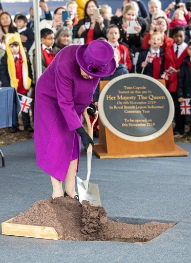 エリザベス女王、タイムカプセルを埋める 英