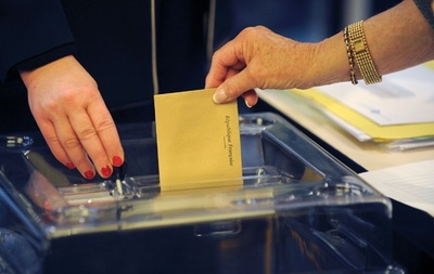 グローバリストかナショナリストか、仏大統領選決選投票始まる