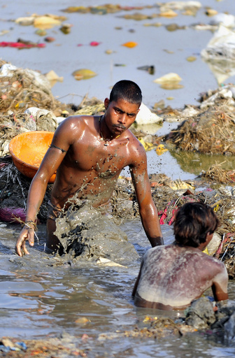 世界最大の宗教行事が終幕、汚染された川に集まる人々