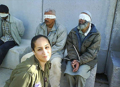 拘束者の前で「記念撮影」、批判受けたイスラエル元女性兵が反論