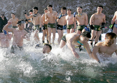 寒空の下、川へ飛び込む「アイス・ダイビング・コンテスト」 - 韓国