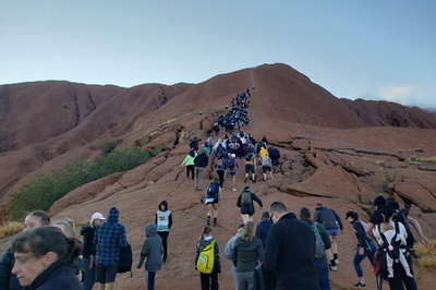 今月末から登山禁止の豪ウルル、列成す駆け込み客に批判噴出