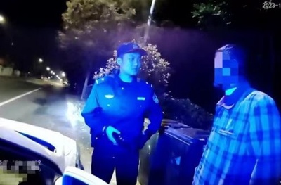 市民の通報を受けた警察官 深夜に道を聞く高齢者の帰宅を助ける 中国