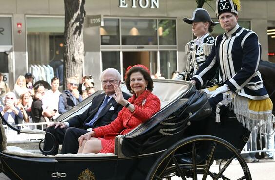 スウェーデン国王夫妻が結婚50周年 ストックホルムで華やかなパレード