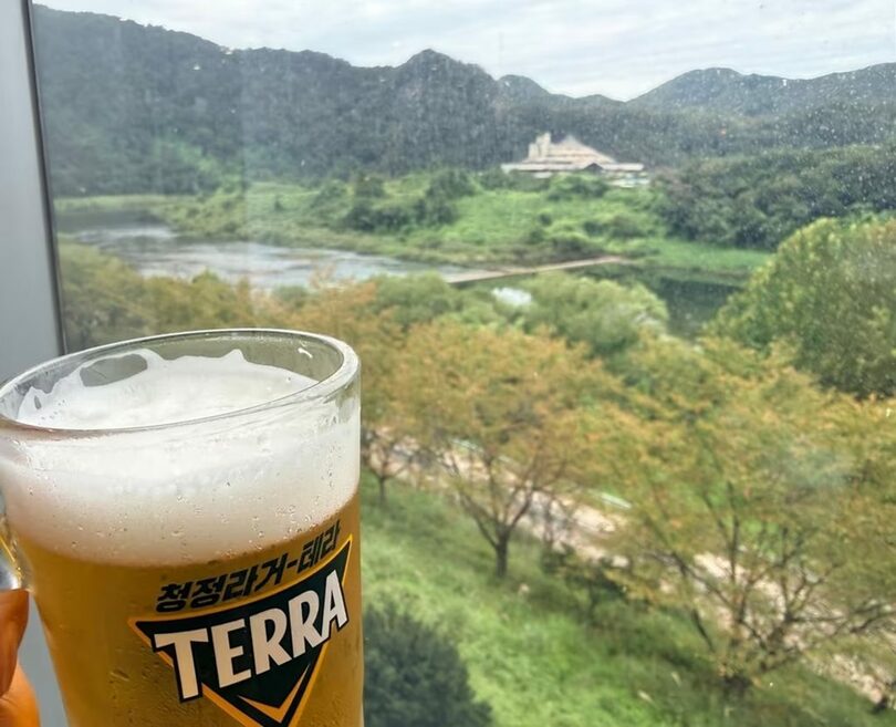 ハイト眞露江原工場の見学施設にある試飲場から望む洪川江(c)news1