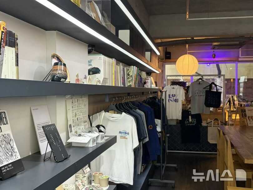 ソウル市麻浦区の「1984」で、書籍と衣類、香水などが並ぶ店内(c)NEWSIS