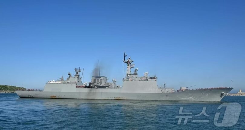 釜山市南区の海軍作戦基地で開かれた見送り式で出港する駆逐艦「王建」＝海軍(c)news1