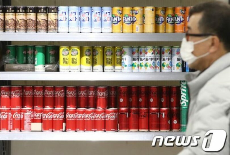 ソウル市内のマートに陳列される缶飲料(c)news1