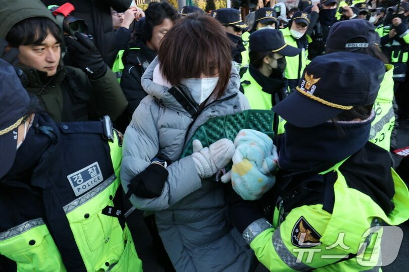 2日、ソウル市龍山区のユン・ソンニョル（尹錫悦）大統領官邸入り口前で、座り込みを続けていた保守団体のメンバーおよび大統領支持者らを強制解散させる警察部隊(c)news1