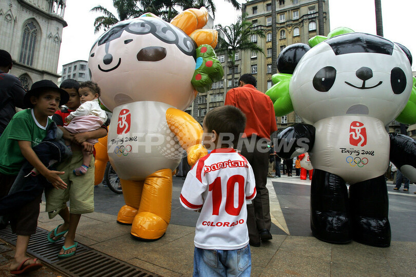 ブラジルの中国系移民、旧正月前夜祭に北京五輪マスコット登場