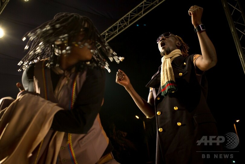 サプールもパフォーマンス、コンゴでファッションウィーク開催