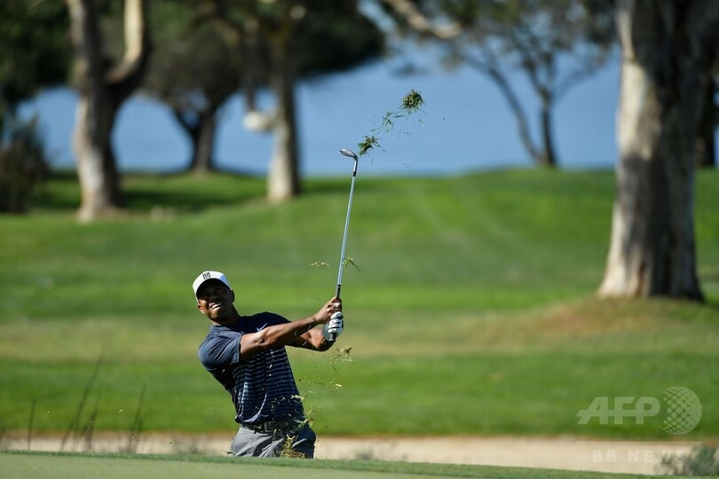 復帰戦のウッズ、最終ホールでバーディー奪い決勝R進出 ファーマーズ・インシュアランスOP