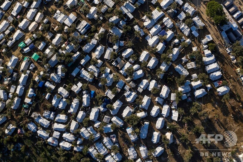 寒さと雨に凍える難民 スラム街と化したキャンプ ギリシャ