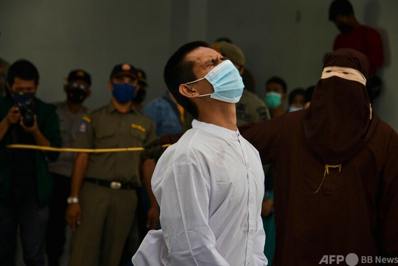 同性愛の男性カップルに公開むち打ち刑 インドネシア アチェ州 写真10枚 国際ニュース Afpbb News