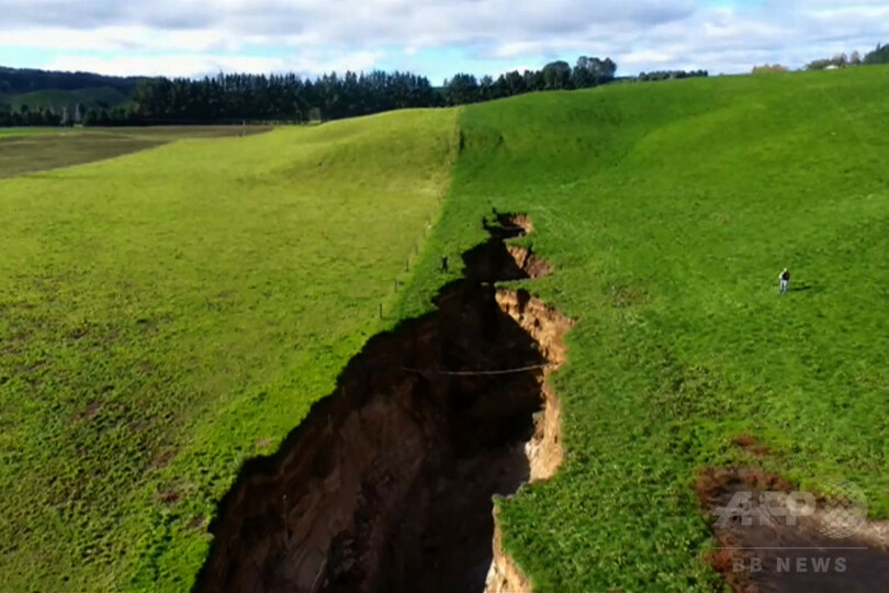 長さ200メートルの巨大地割れ、牧場に突如出現 NZ