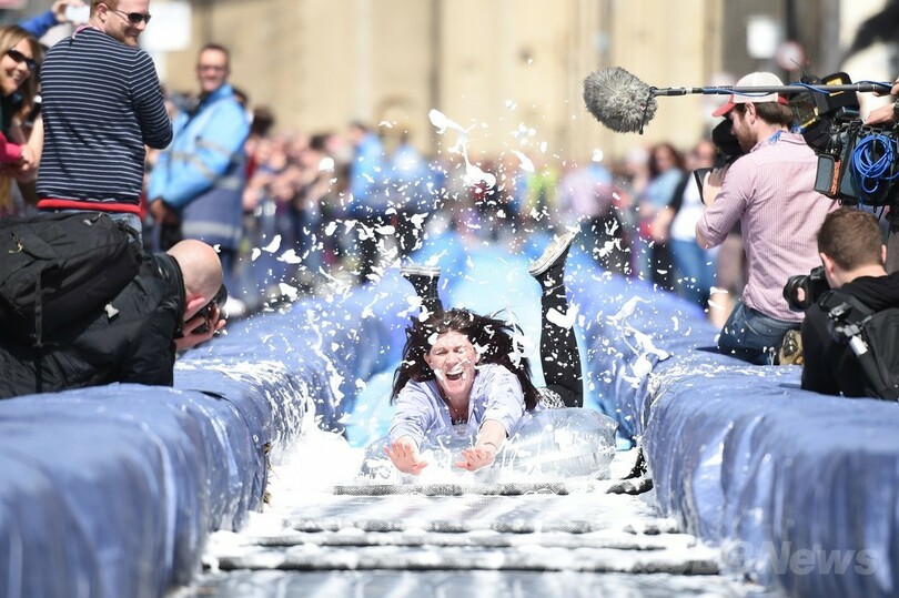 街中に巨大ウオータースライダー出現、体験希望者殺到 英国