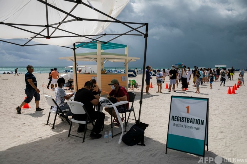 中南米から「ワクチンツアー」 米のビーチに無料接種会場