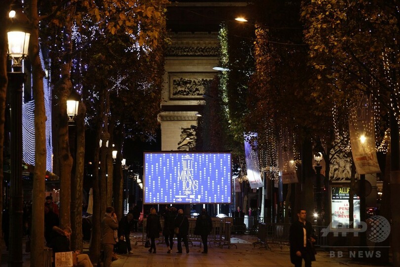 シャンゼリゼ通りにクリスマス到来、イルミネーション点灯