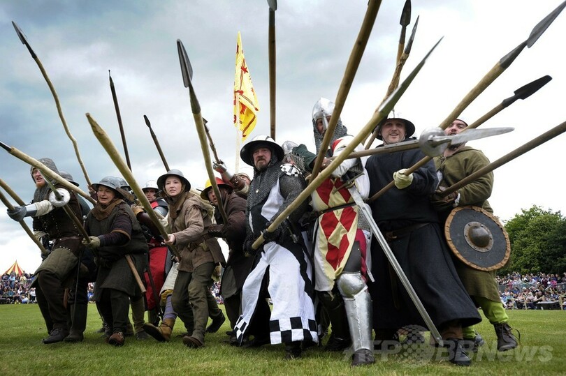 700年前のイングランドとの合戦を再現、スコットランド