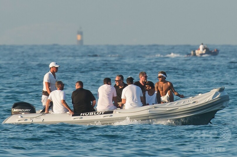 PSG加入のネイマール、南仏リゾート地で船上パーティー