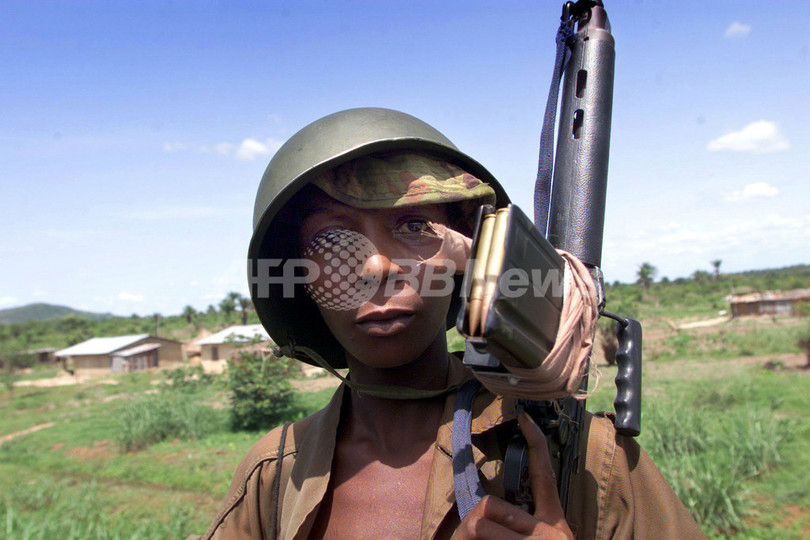 シエラレオネ国際戦犯法廷、3人の被告に懲役45から50年の判決 シエラレオネ国際戦犯法廷、3人の被告に懲役45から50年の判決