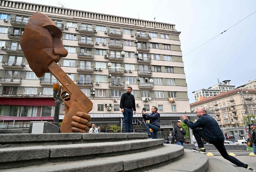 拳銃」くわえたプーチン像、ウクライナ首都に設置 写真12枚 国際 