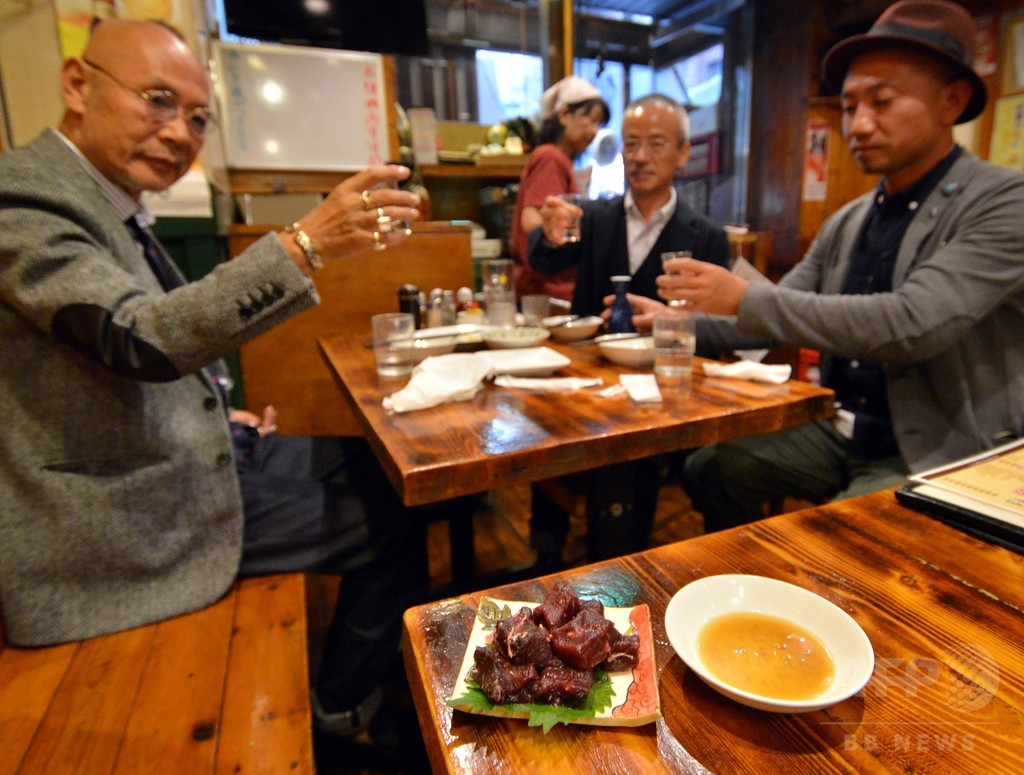 外国人観光客にくじら料理を紹介 東京 恵比寿 写真10枚 国際ニュース Afpbb News