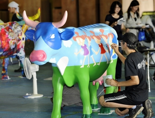 芸術慈善ベント「カウパレード」、カラフルな牛たちが丸の内に