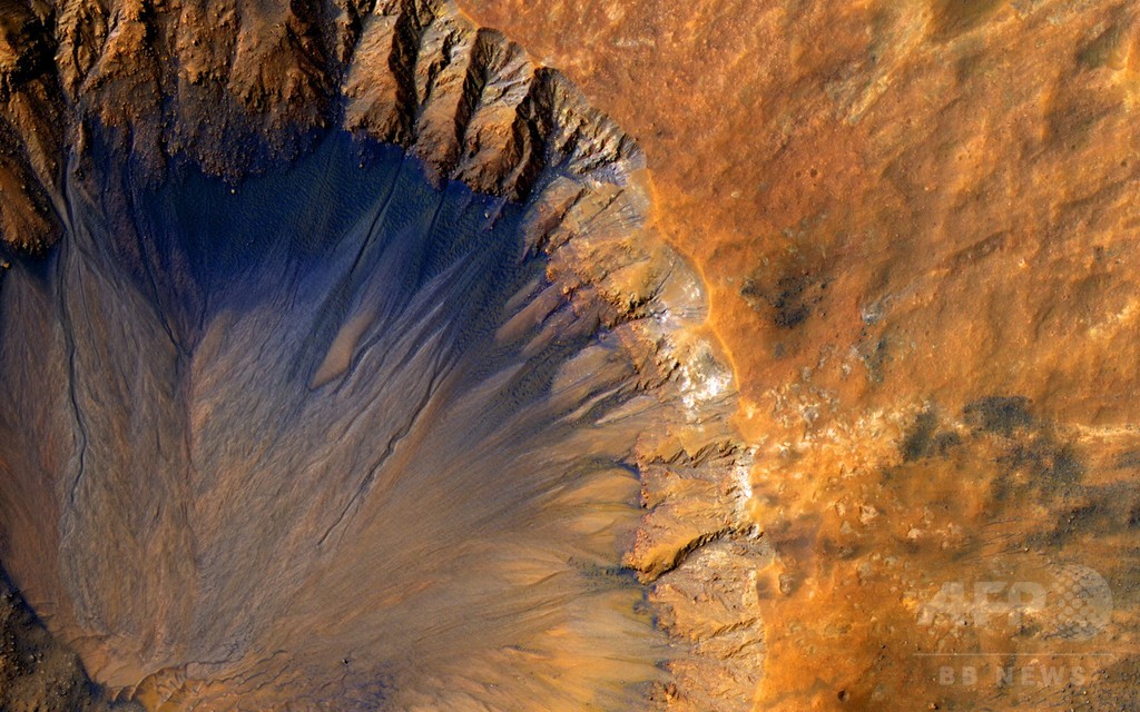 「新しい」火星の衝突クレーター、縁辺部くっきり 「新しい」火星の衝突クレーター、縁辺部くっきり