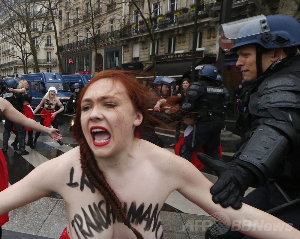 FEMEN、仏「怒りの日」デモにトップレス抗議 写真12枚 国際ニュース：AFPBB News