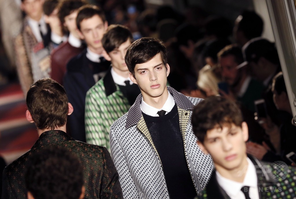 豪芸術家エスター・スチュワートとのコラボ、「ヴァレンティノ」15/16年秋冬メンズ