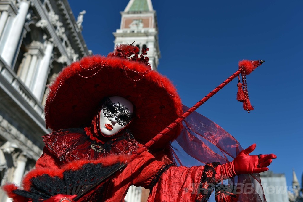 ベネチア恒例カーニバル、「天使の飛行」で最高潮に