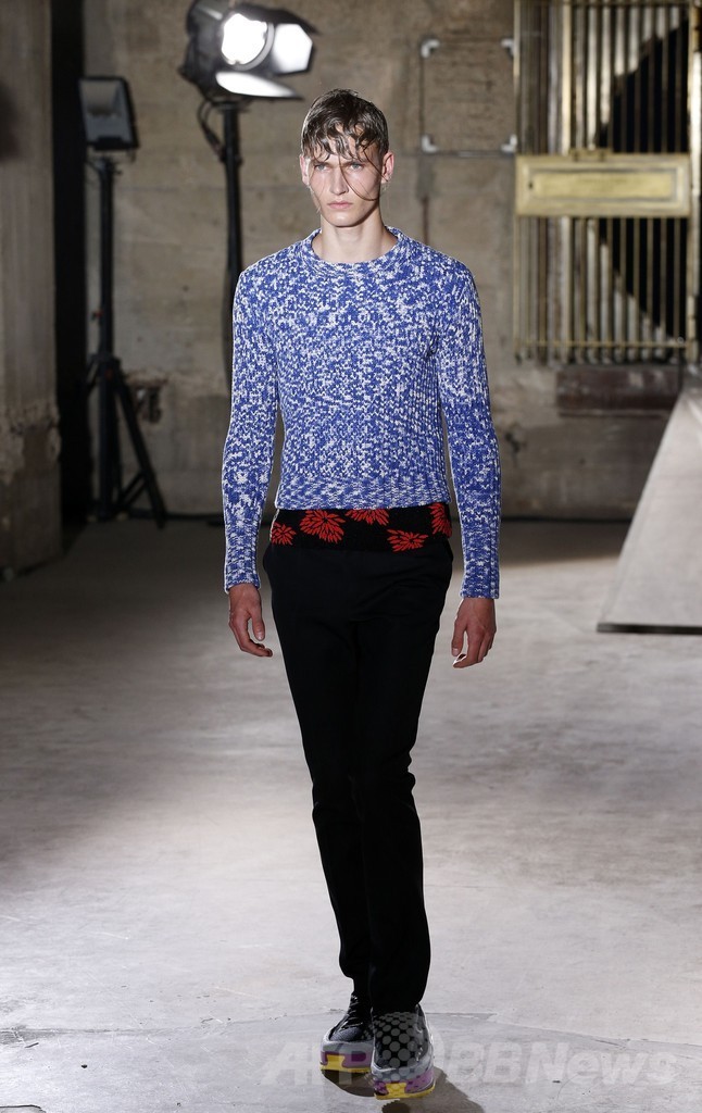 インナーの柄をアクセントに、「ラフ・シモンズ」15年春夏メンズ